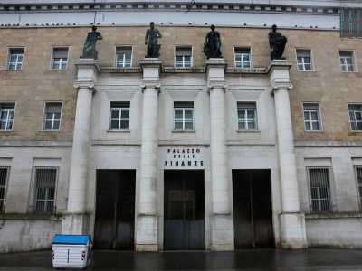 Non ci resta che proseguire sul lungomare in direzione piazza Massari per fermarci davanti alla struttura del �Palazzo delle Finanze�, sede dell�Intendenza. Fu progettata dall'architetto Carlo Vannoni e realizzata tra il 1932 e il 1934.  Si distingue per un impianto classicista e imponente, fortemente intriso di tipici elementi dell'architettura fascista